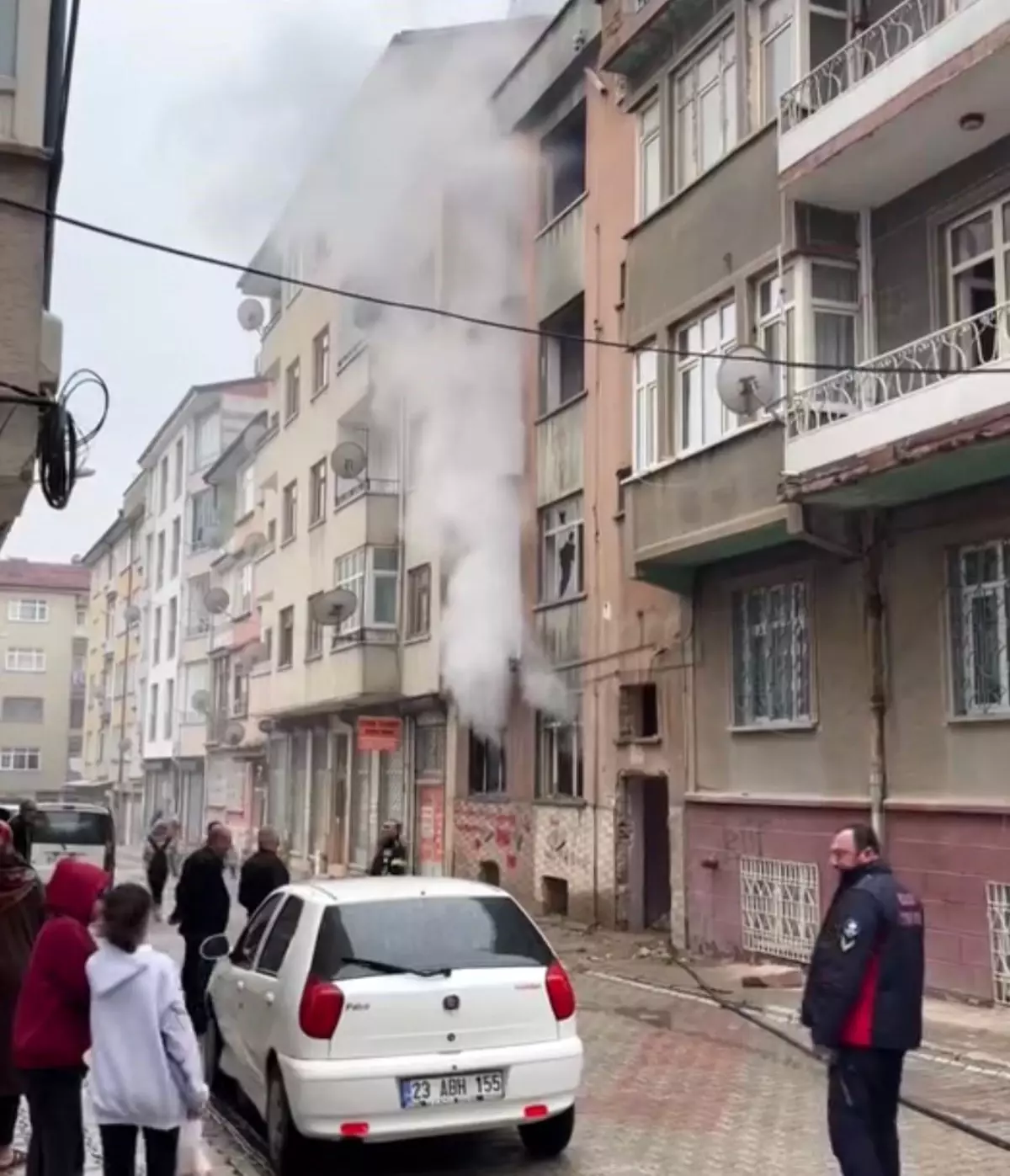 Elazığ\'da Metruk Binada Yangın Çıktı