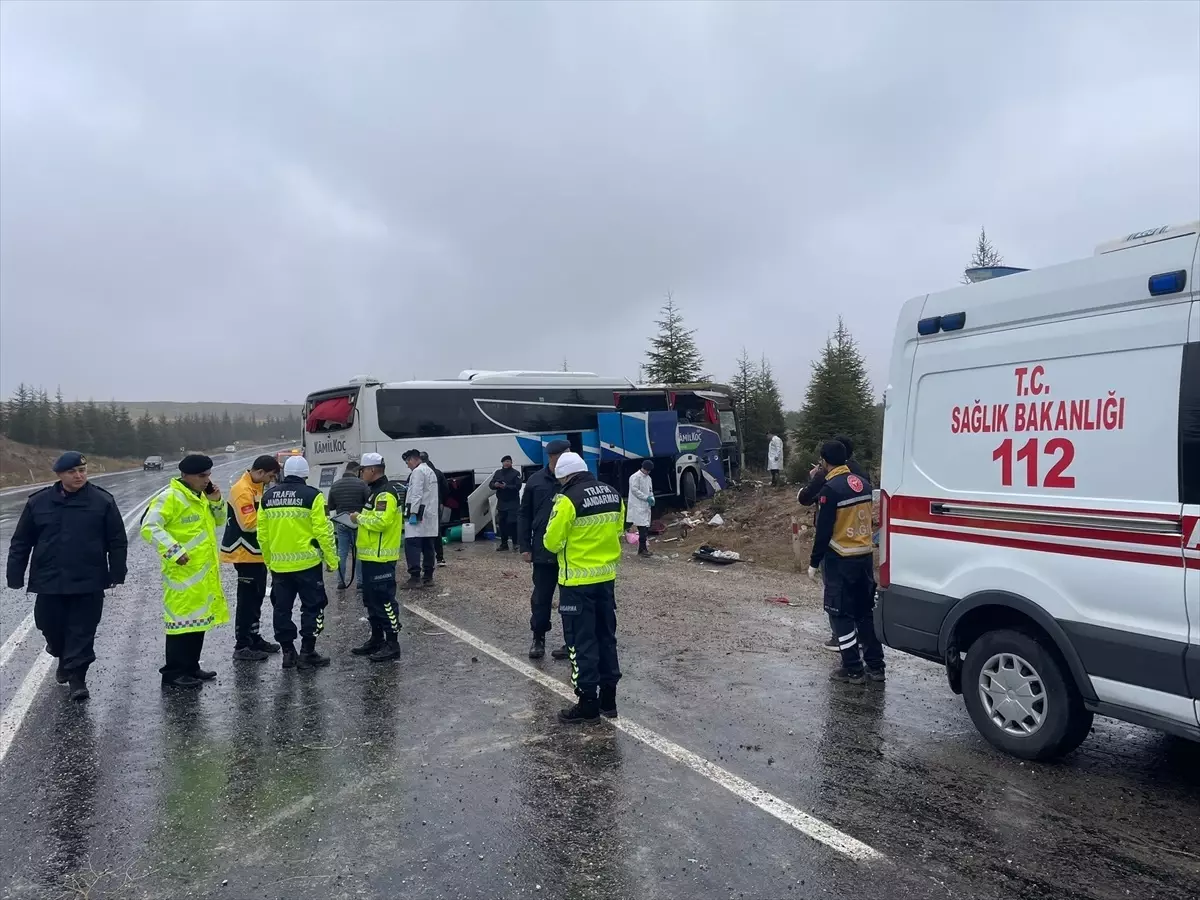 Eskişehir\'de Yolcu Otobüsü Devrildi: 1 Ölü, 41 Yaralı