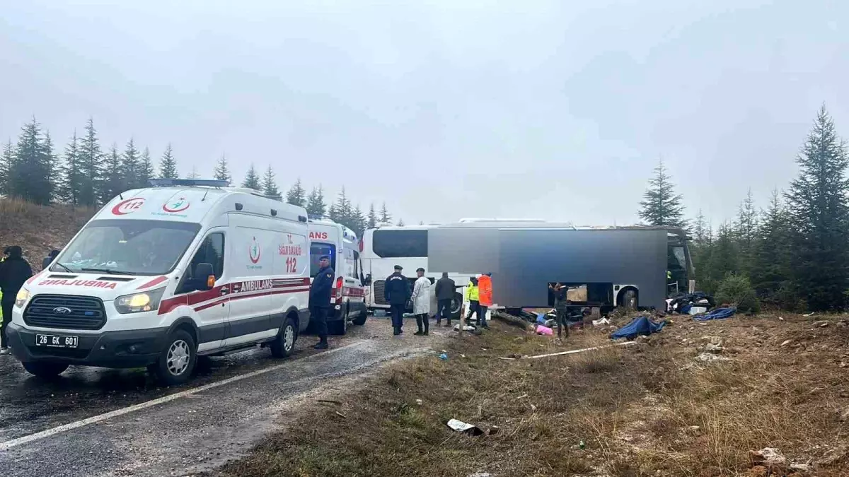 Eskişehir\'de Trafik Kazası: 1 Ölü, Çok Sayıda Yaralı