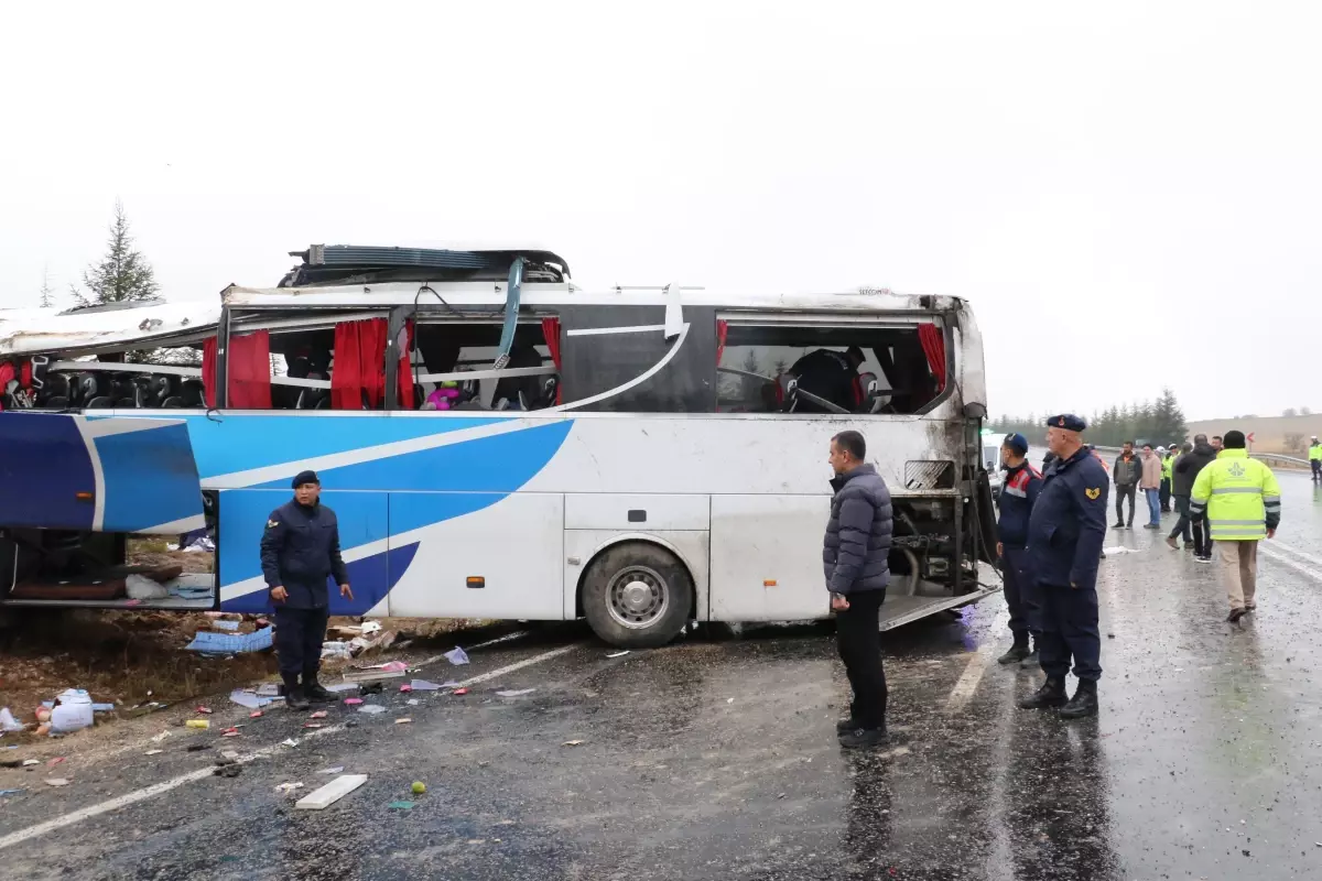 Eskişehir\'de Yolcu Otobüsü Kazasında 1 Ölü, 42 Yaralı