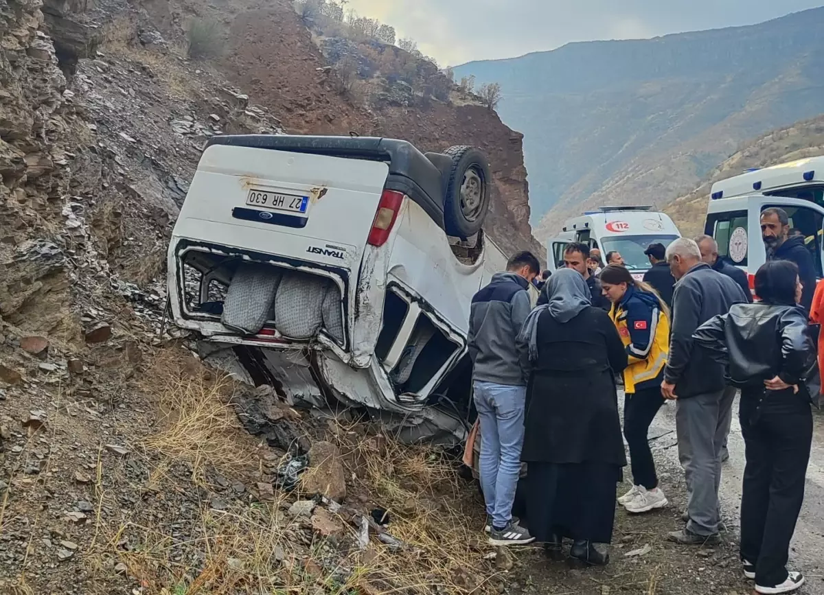 Hakkari\'de Minibüs Takla Attı, 4 Yaralı