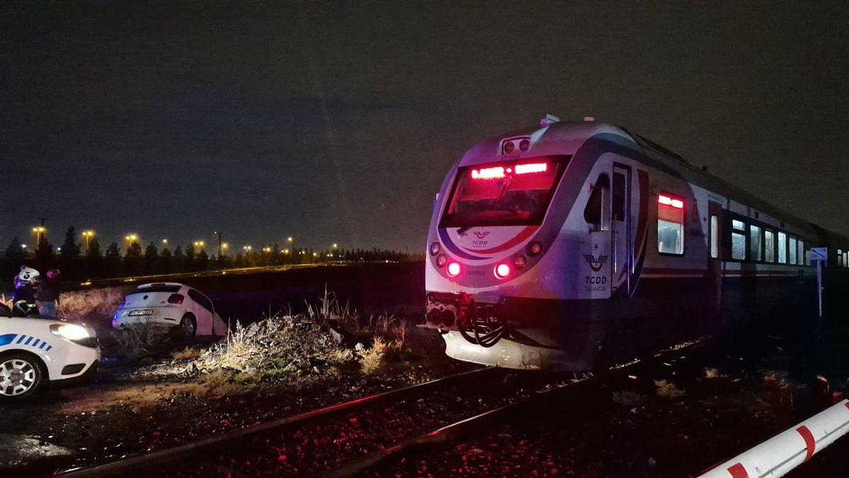 Diyarbakır\'da Tren Otomobile Çarptı: Sürücü Yaralandı