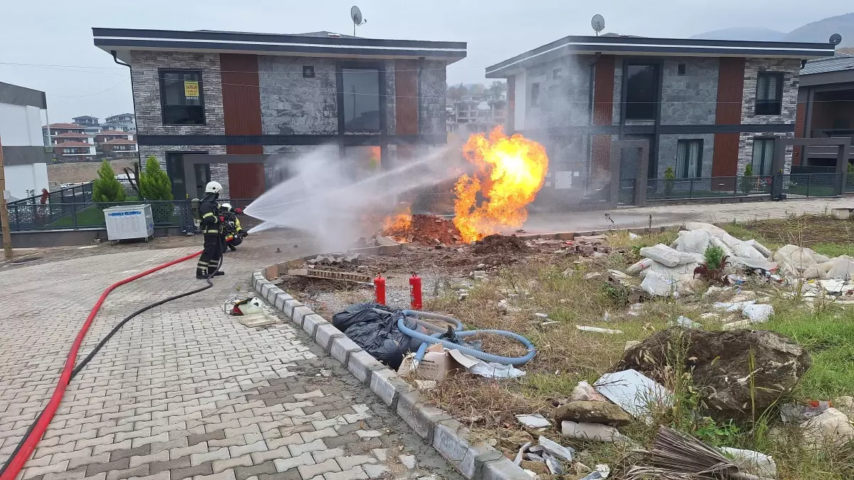 Kocaeli\'de İş Makinesi Doğal Gaz Borusunu Deldi, Yangın Çıktı