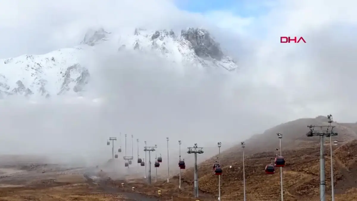 Erciyes Dağı\'na Kar Yağdı: Kış Turizmi için Hazırlıklar Tamamlandı