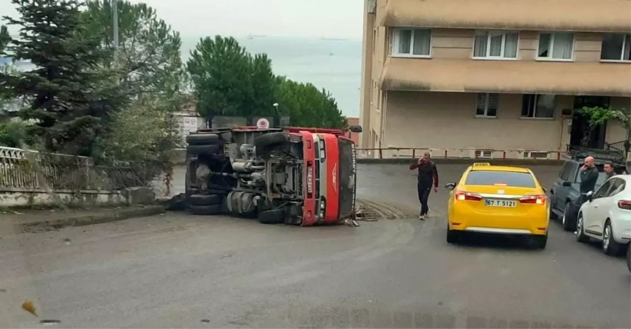 Ereğli\'de Nakliye Kamyonu Devrildi