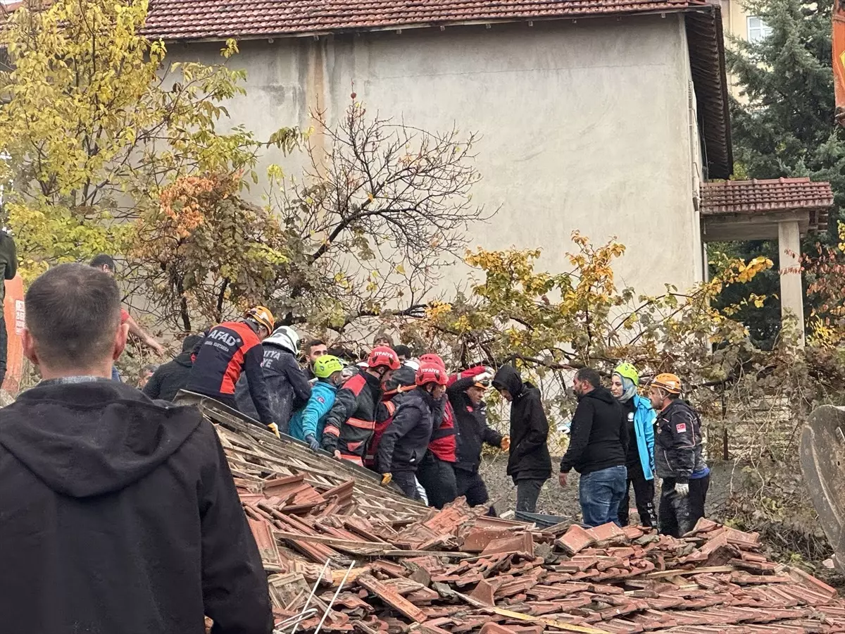 Malatya\'da yıkımda kaza: Kepçe operatörü kurtarıldı