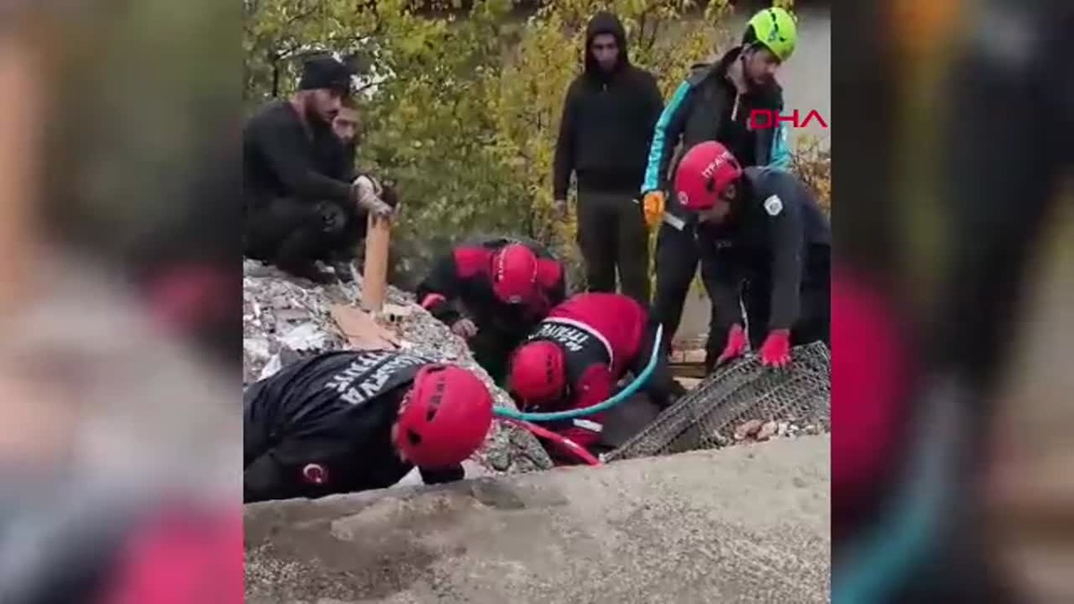 Malatya\'da Yıkım Çalışmalarında Çöken Binadan Bir İş Makinesi Operatörü Kurtarıldı