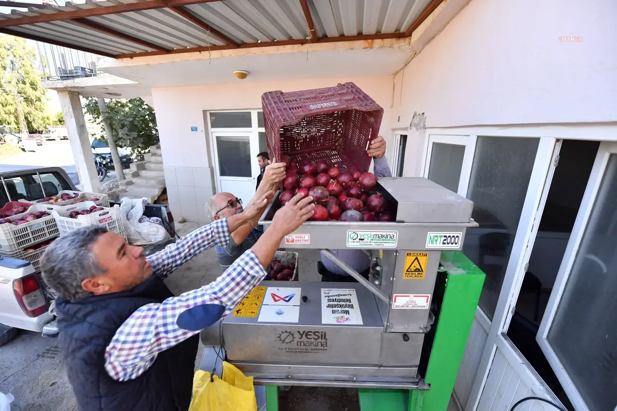 Mersin\'de Nar Ekşisi Üreticilerine Makine Desteği