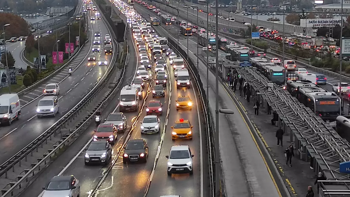 Öğrenciler derse başladı, İstanbul\'da trafikte yoğunluk yaşandı