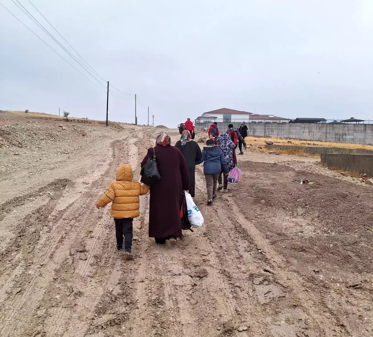 Besni\'de Öğrenciler Çamurlu Yolda Okula Gidiyor