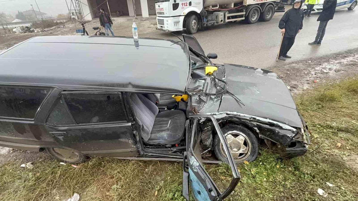 Düzce\'de Trafik Kazası: 4 Yaralı, Otomobil Ezildi