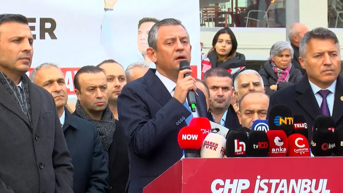 CHP Genel Başkanı Özgür Özel\'den Esenyurt\'taki Kayyum Kararına Tepki