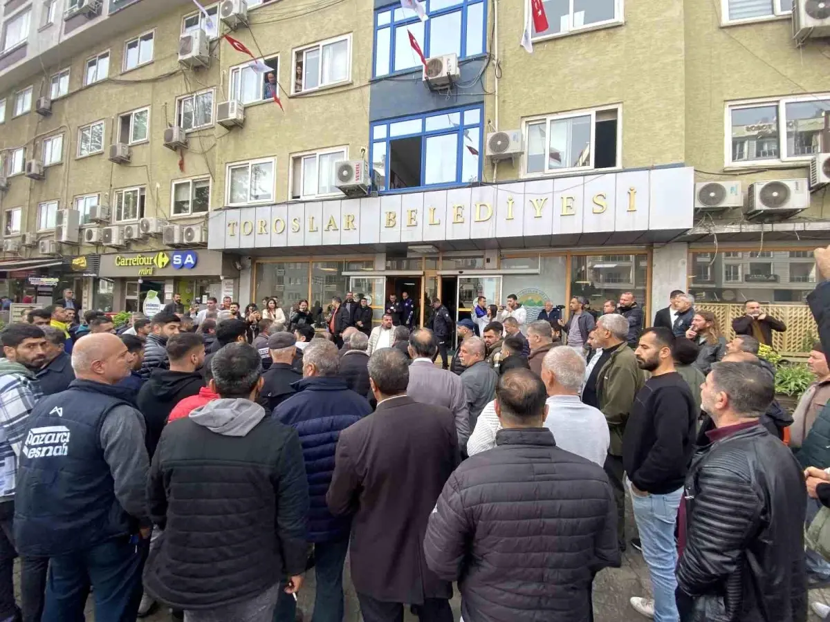 Mersin\'de Yerel Pazarcılar, Belediye Önünde Protesto Gösterisi Düzenledi