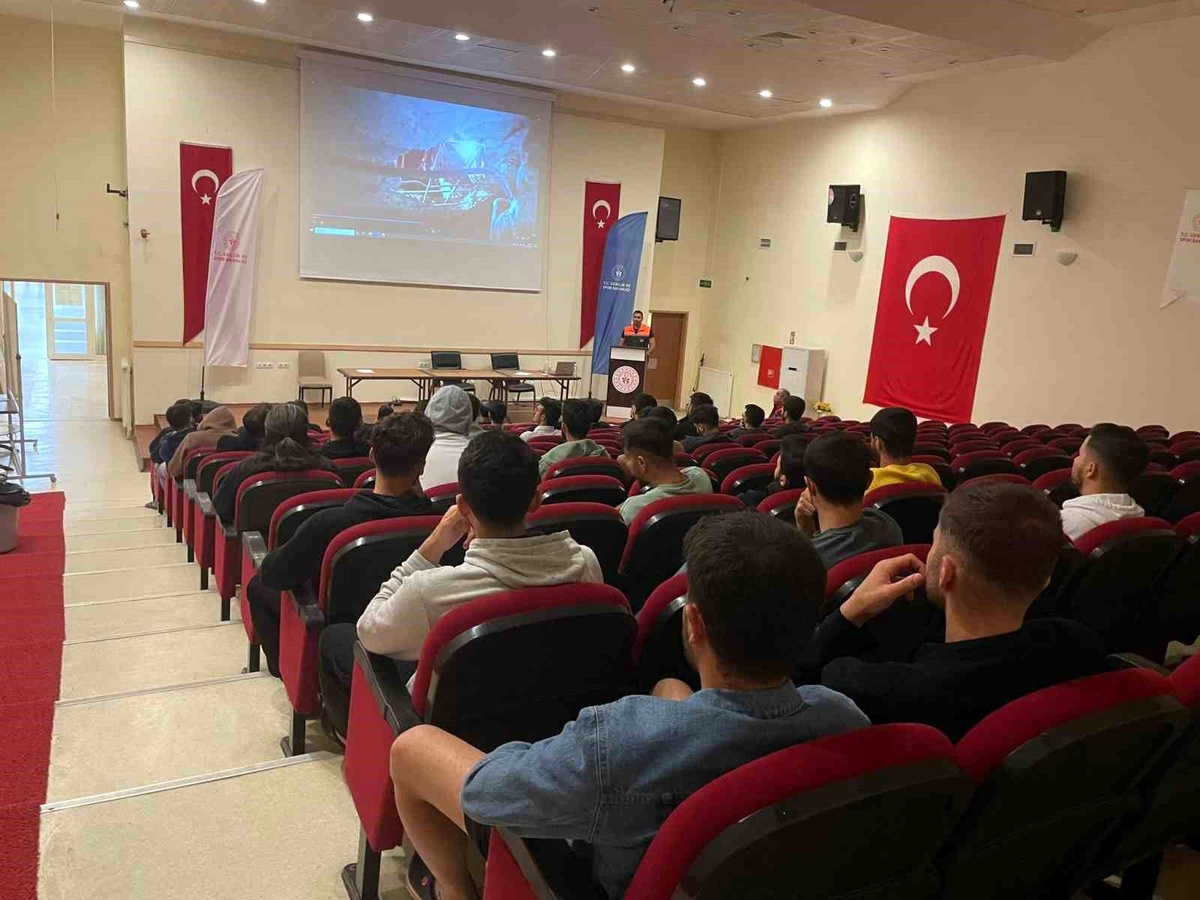 Üniversite Öğrencilerine Afet Farkındalık Eğitimi