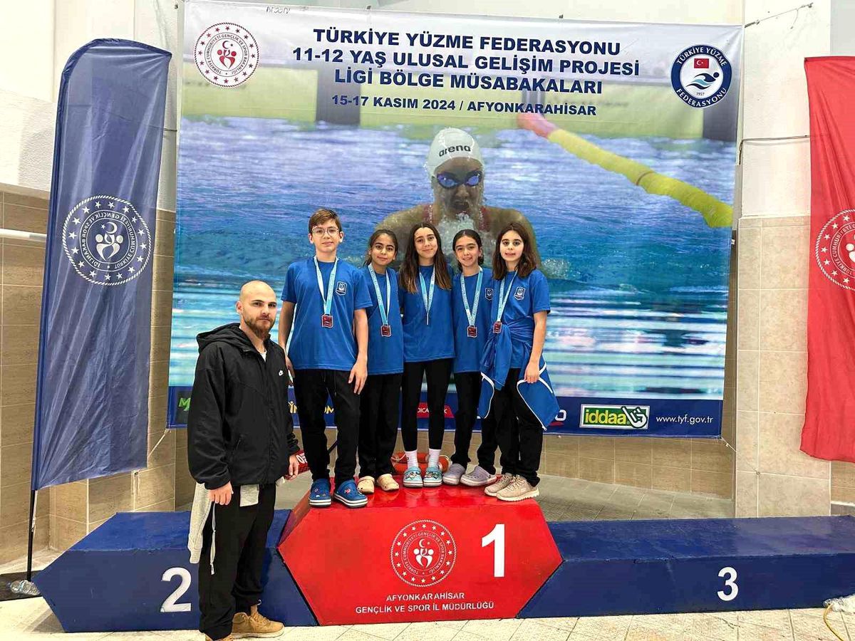 Yunusemre Belediyespor Yüzücüleri Türkiye Şampiyonası\'na Katılmaya Hak Kazandı