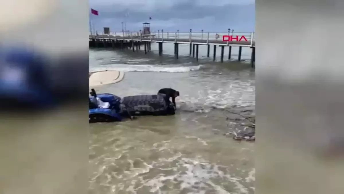 Yağmur Sonrası Denizden Çıkarılan Traktör