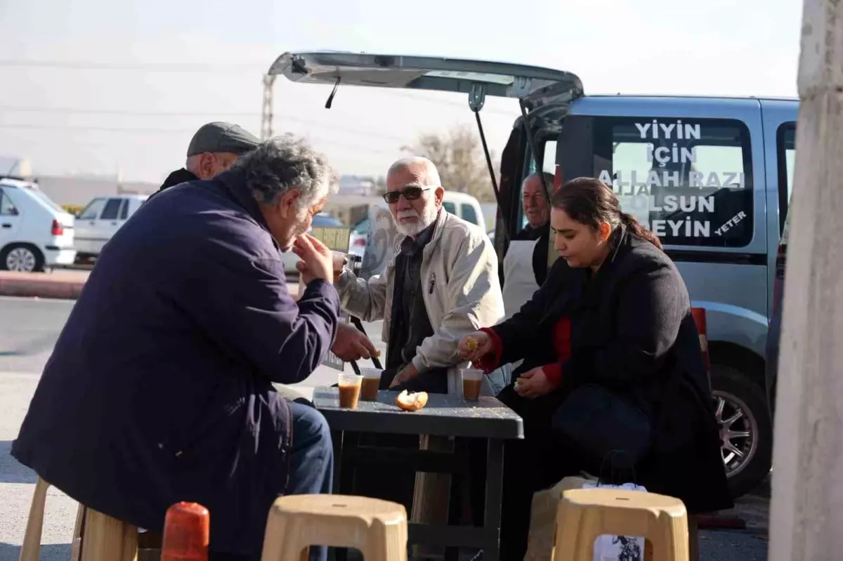 Konya\'da Hayırsever Lokman Amca Çorba Dağıtıyor