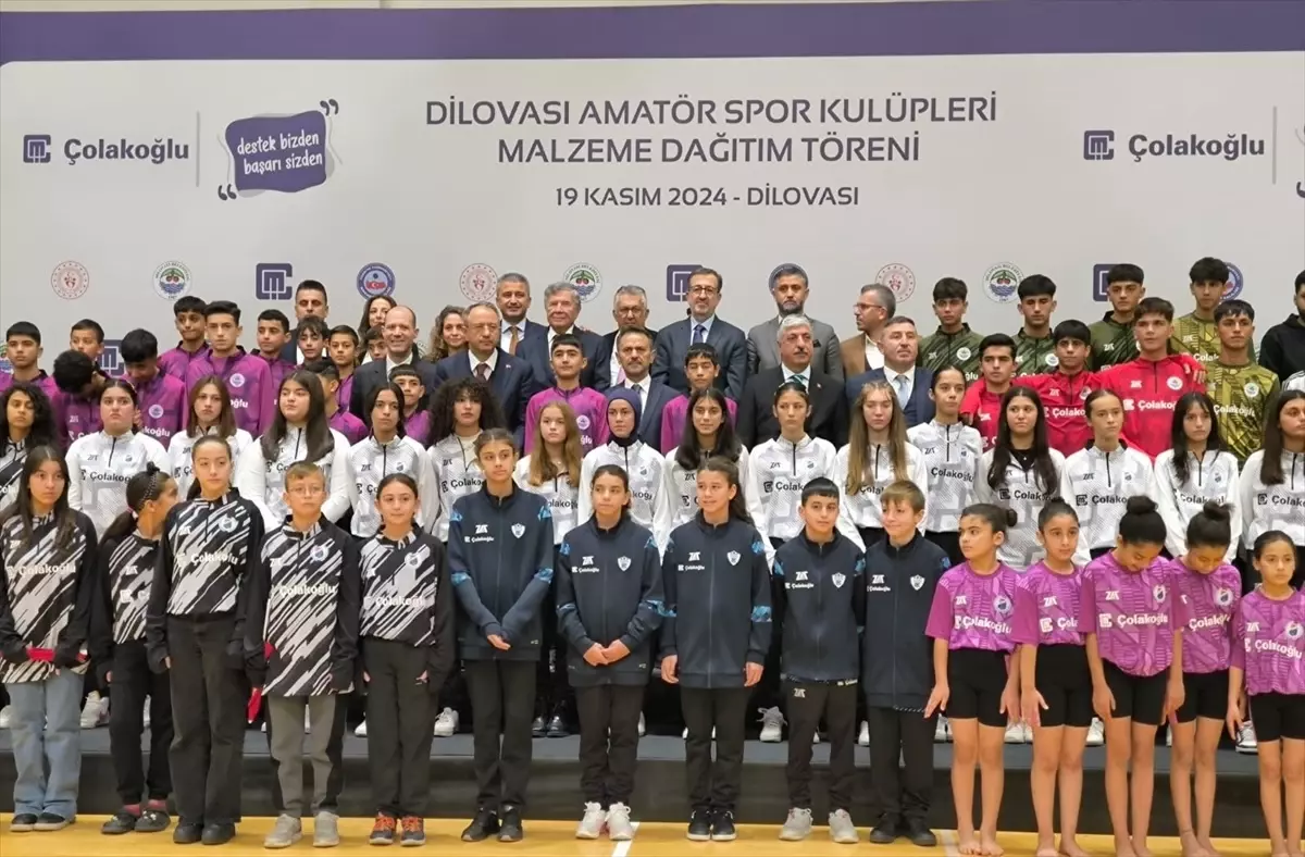 Dilovası\'nda 450 Sporcuya Malzeme Dağıtımı