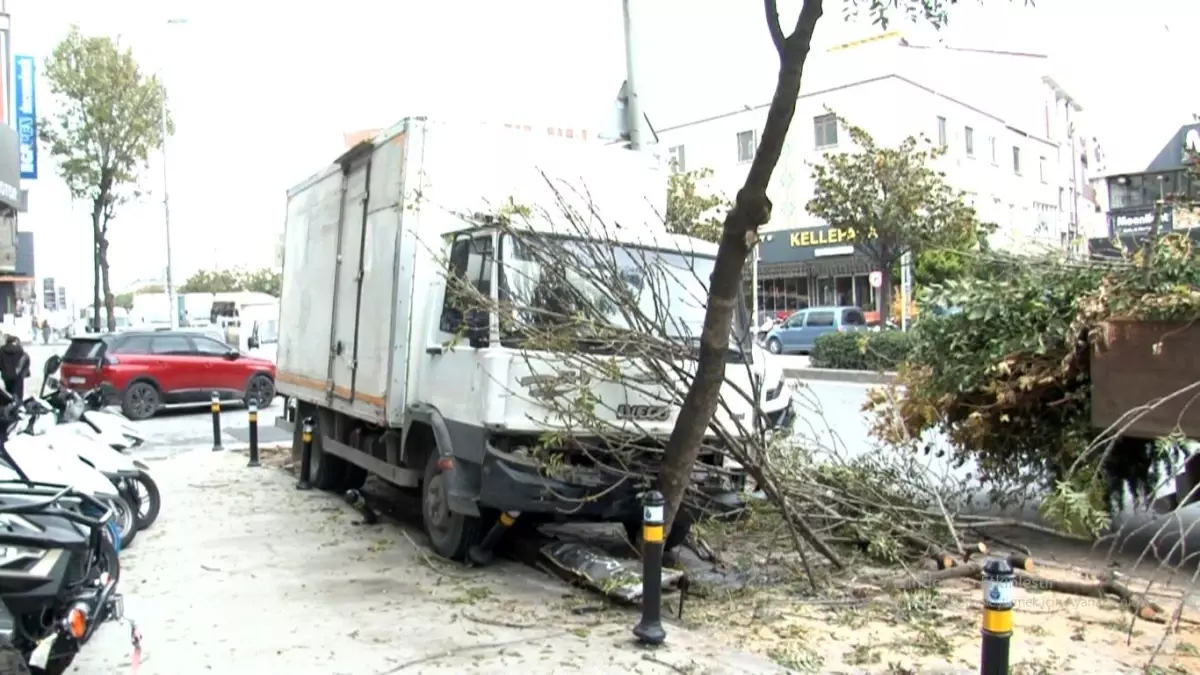 Freni Boşalan Kamyonet Kaldırıma Girdi