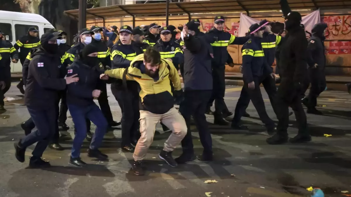 Gürcistan\'da yol kapatıp çadır kuran protestoculara polis müdahalesi