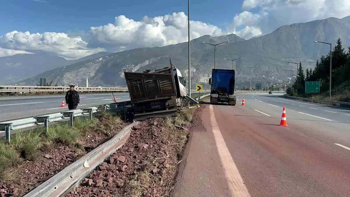 Hatay\'da Kamyon Freni Patladı, Sürücü Yaralandı