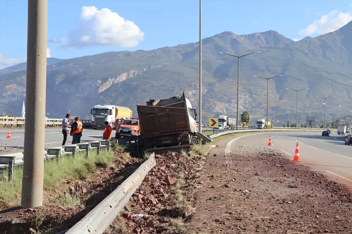 İskenderun\'da Tır Kazası: Sürücü Yaralandı