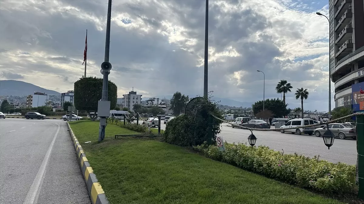 İskenderun\'da Çimlere Basmaya Anonslu Uyarı