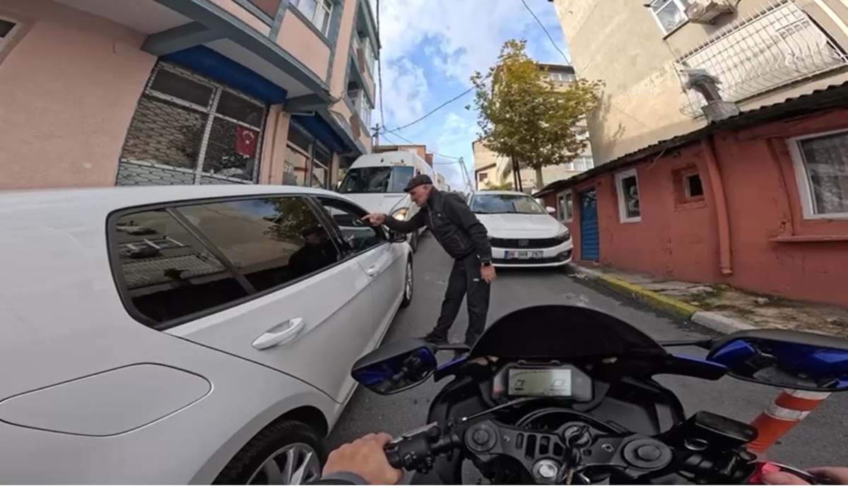 Sarıyer\'de Yol Verme Tartışması: Özel Harekat Polisi ile Kadın Arasında Gerilim