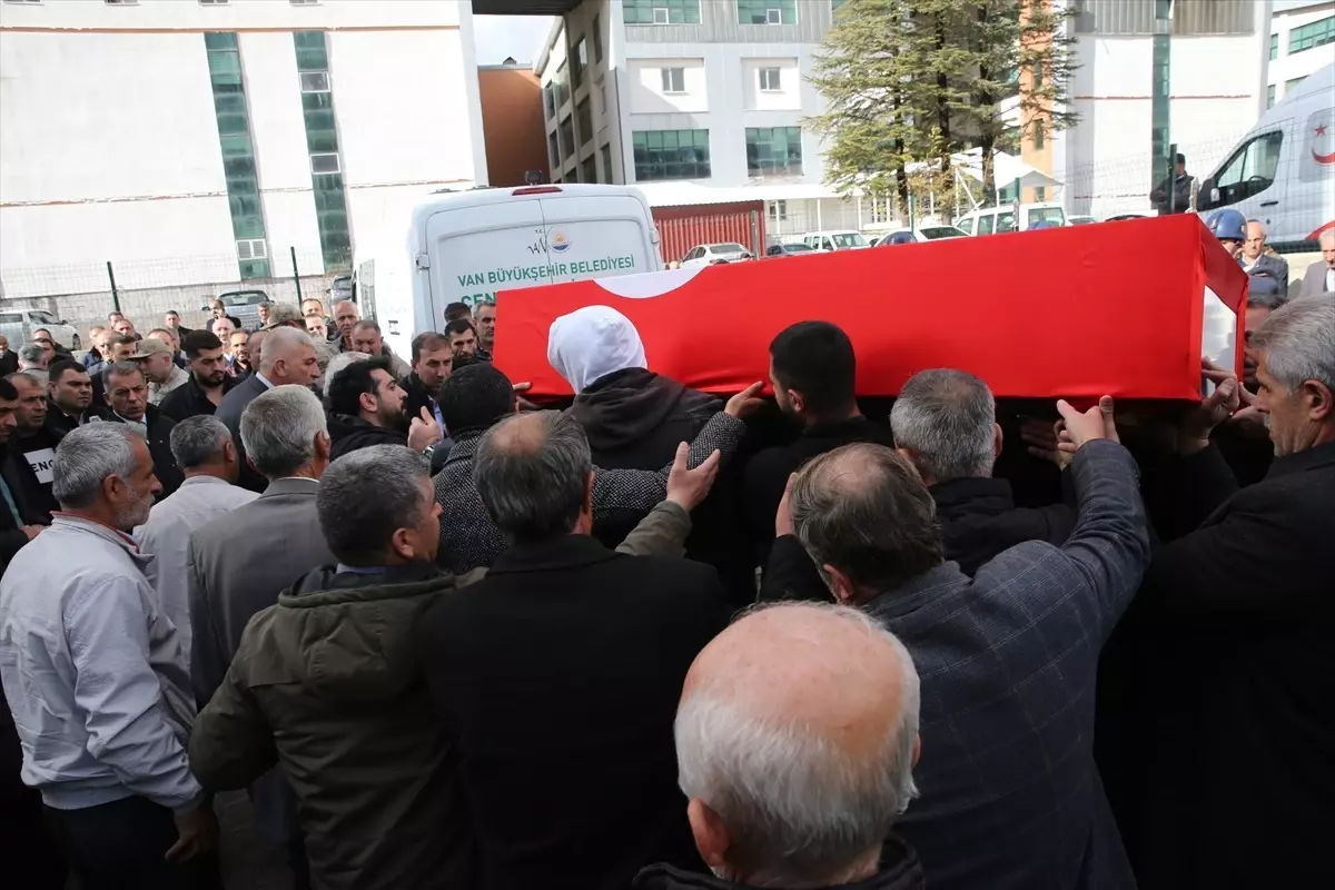 Kalp krizi sonucu hayatını kaybeden iki güvenlik korucusu Bitlis\'te son yolculuklarına uğurlandı