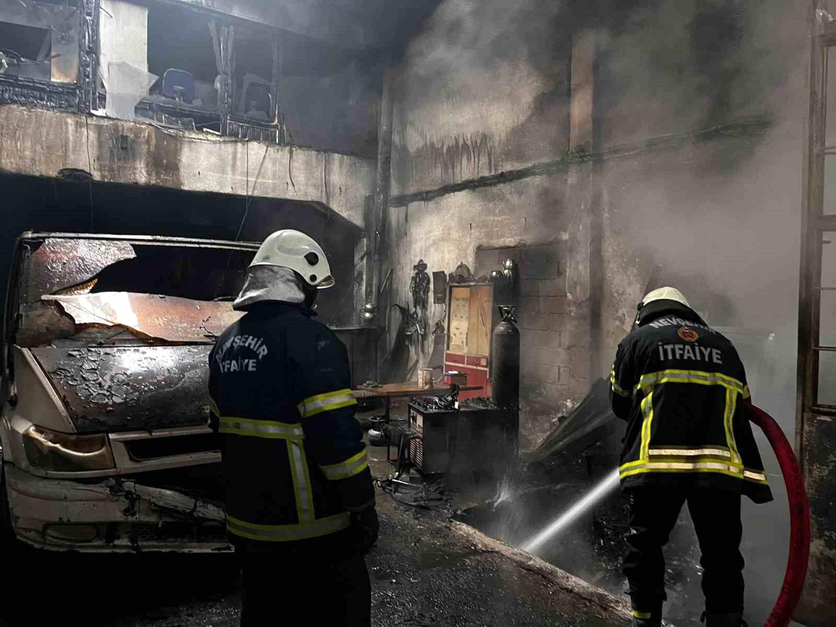 Nevşehir\'de Oto Kaporta Servisinde Yangın