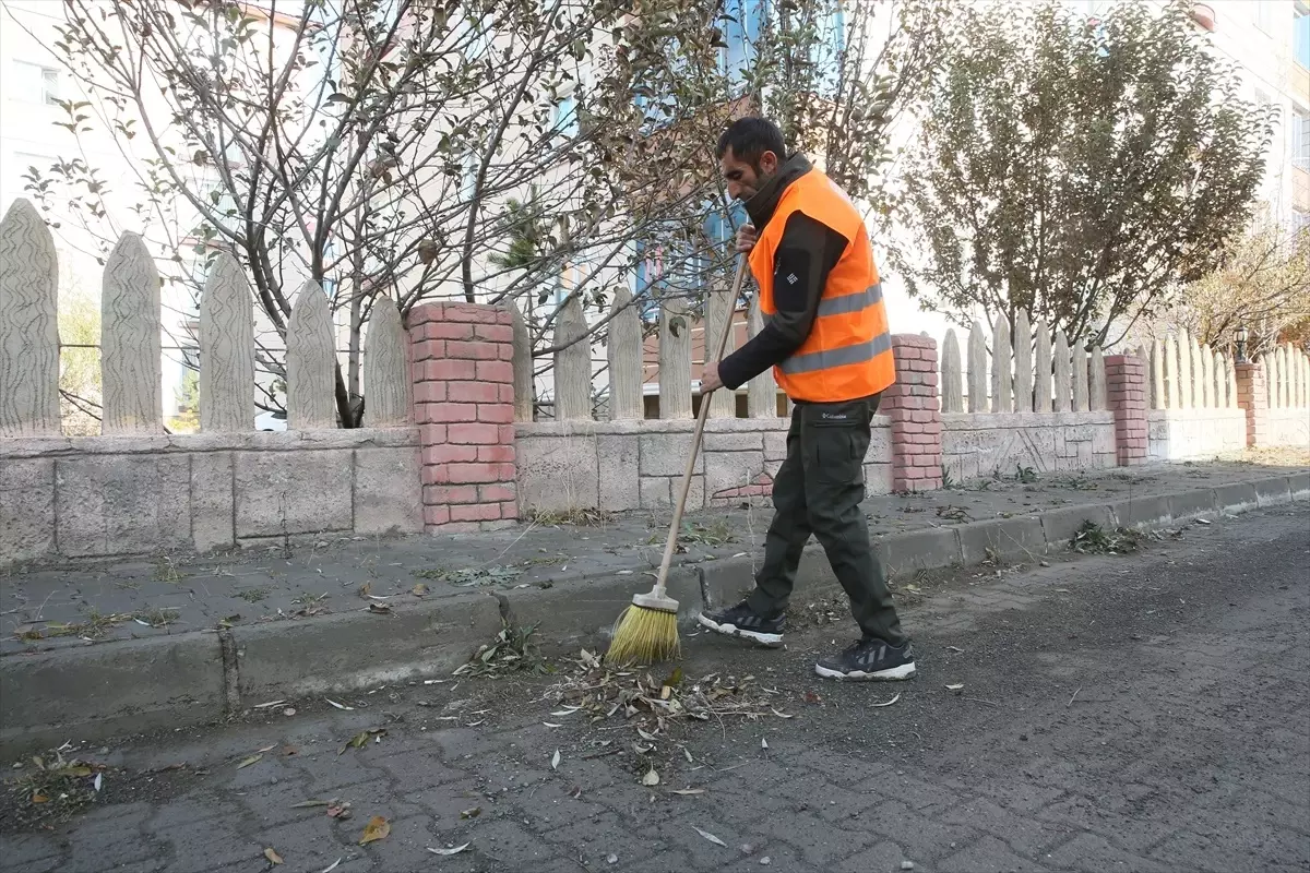 Kars\'ta belediyenin temizlik görevlisinin Türk bayrağı hassasiyeti takdir topladı