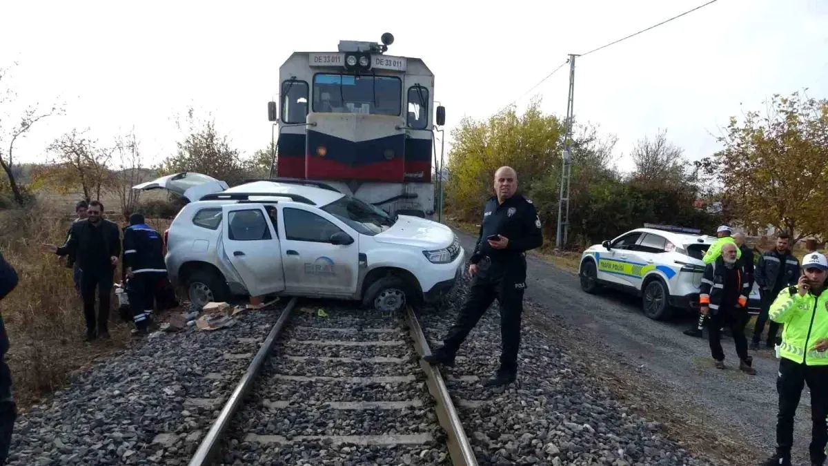 Malatya\'da Yük Treni ile Araç Çarpıştı