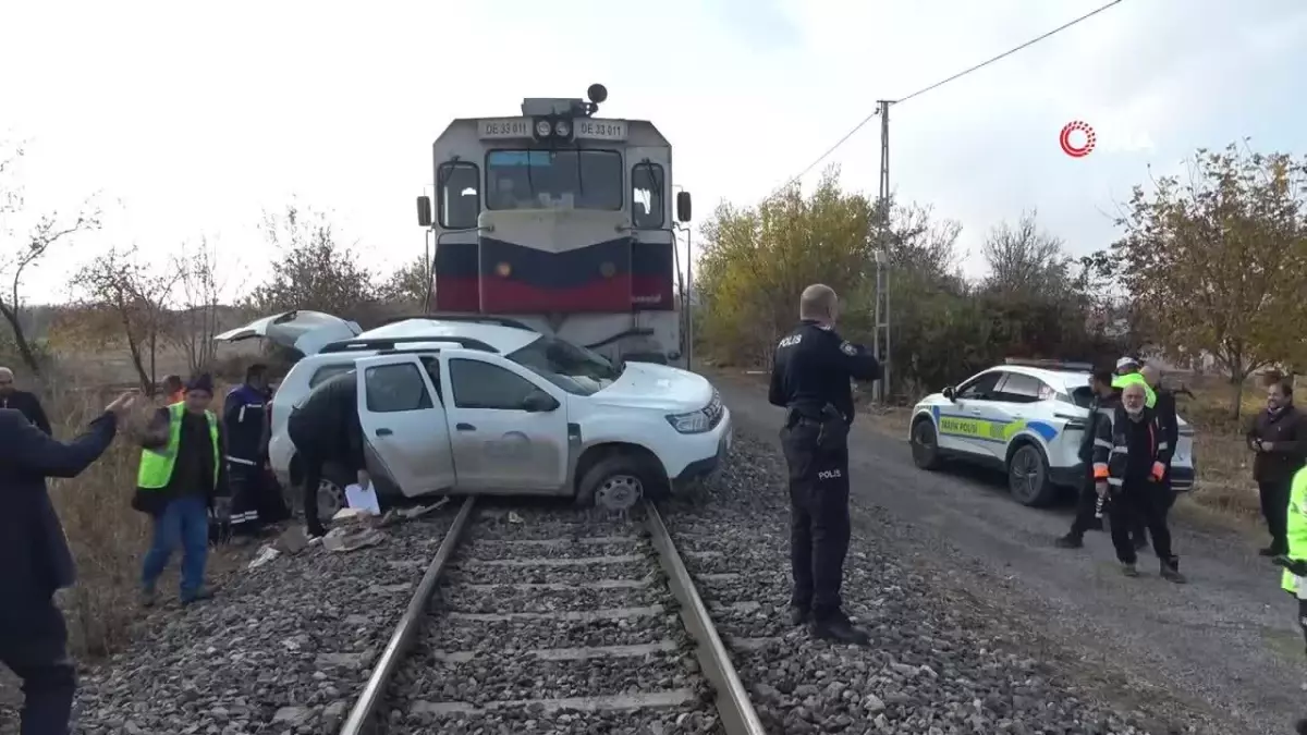 Malatya\'da Trenle Ticari Araç Çarpıştı: 2 Yaralı