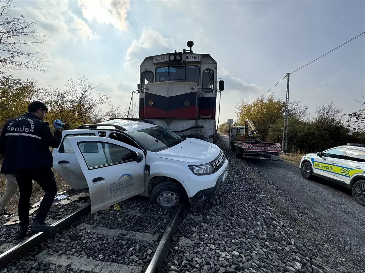 Malatya\'da Tren Otomobile Çarptı: 2 Yaralı