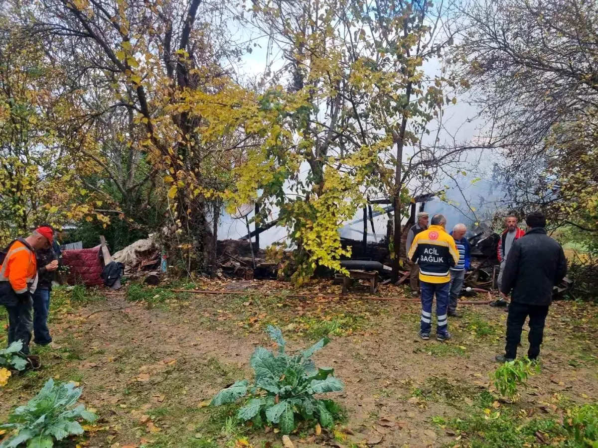 Erfelek\'te Yangın: Bir Ev Kullanılamaz Hale Geldi