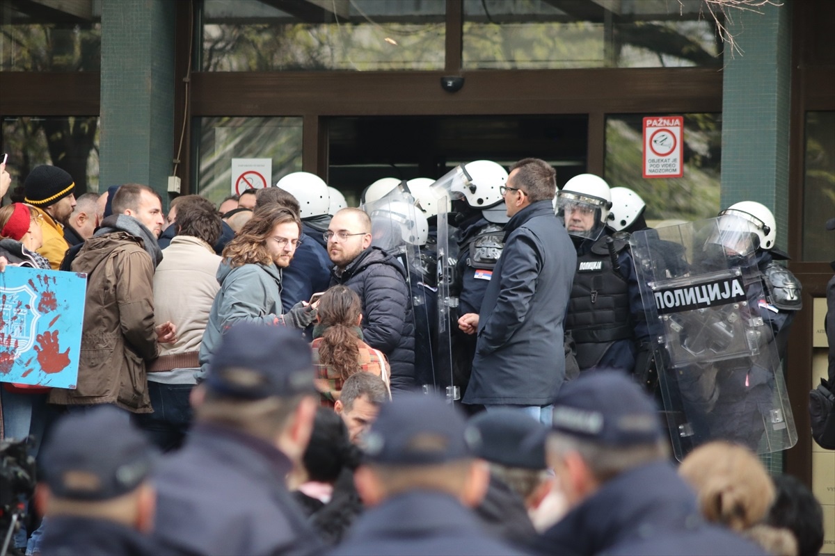 Novi Sad\'da Protesto: 15 Ölü, Muhalefet Girişi Kapattı