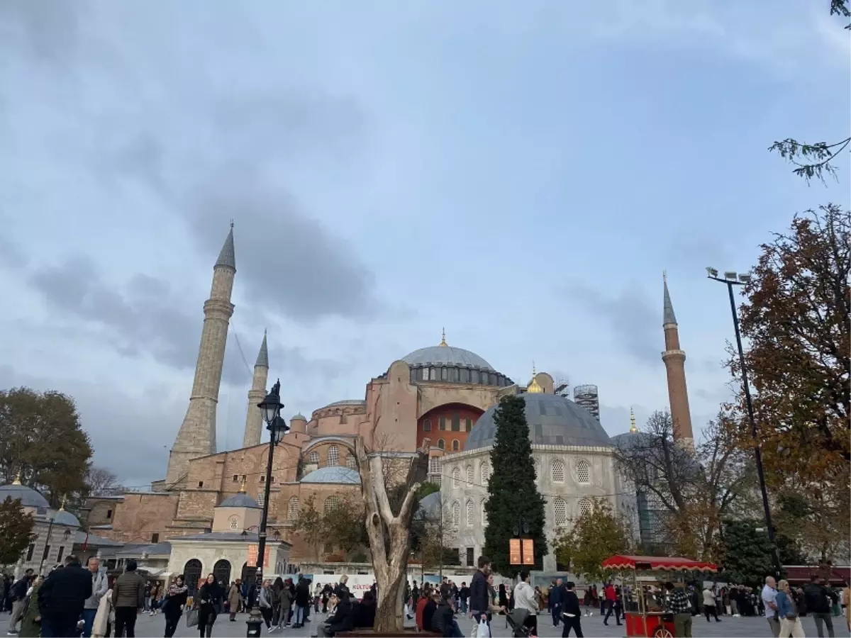 Sultan Abdülmecid\'e sunulan Ayasofya albümünün tıpkıbasımı yapıldı