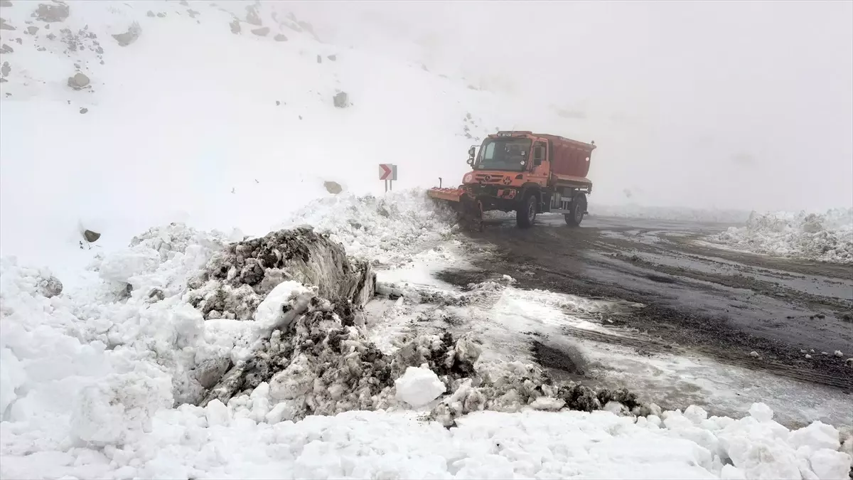 Van-Bahçesaray Yolu Yeniden Açıldı