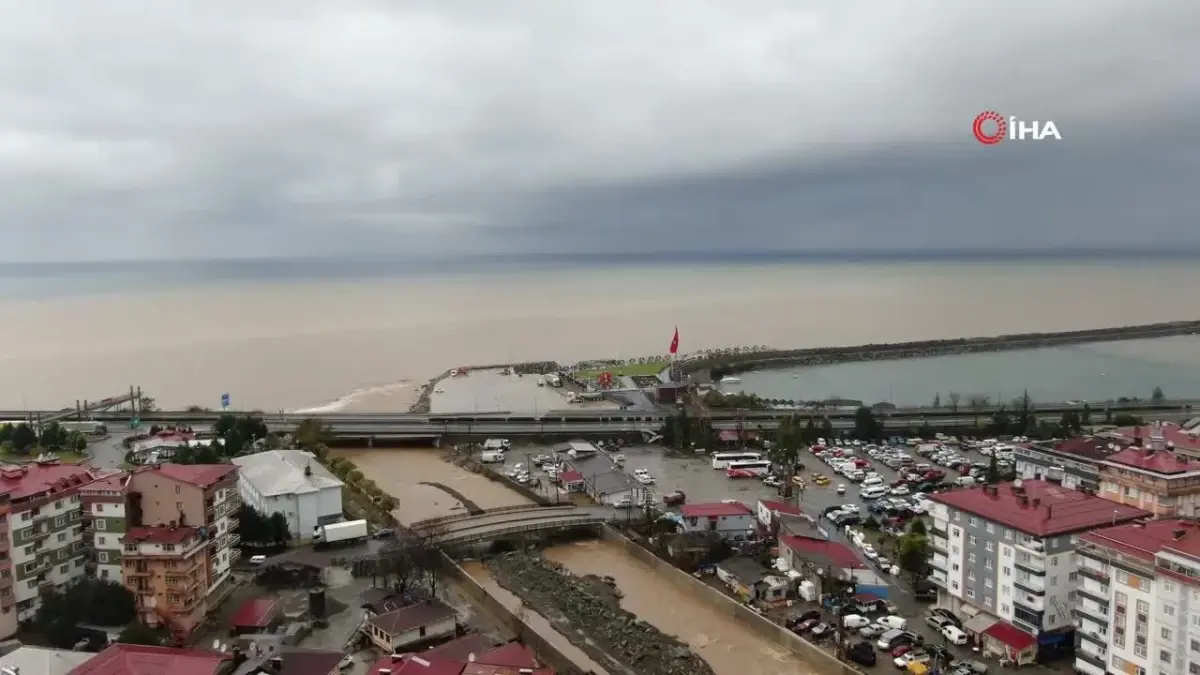 Rize\'de Heyelanlar Denizi Kahverengiye Dönüştürdü