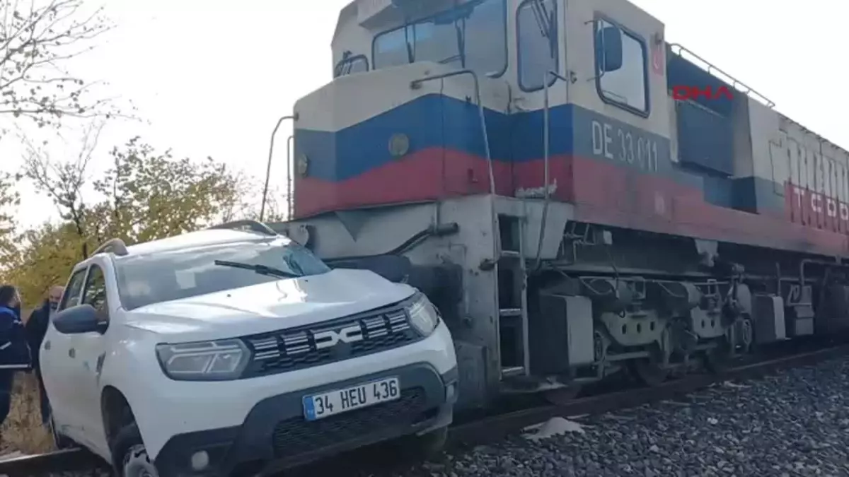 Malatya\'da Yük Treni Otomobile Çarptı: 2 Yaralı