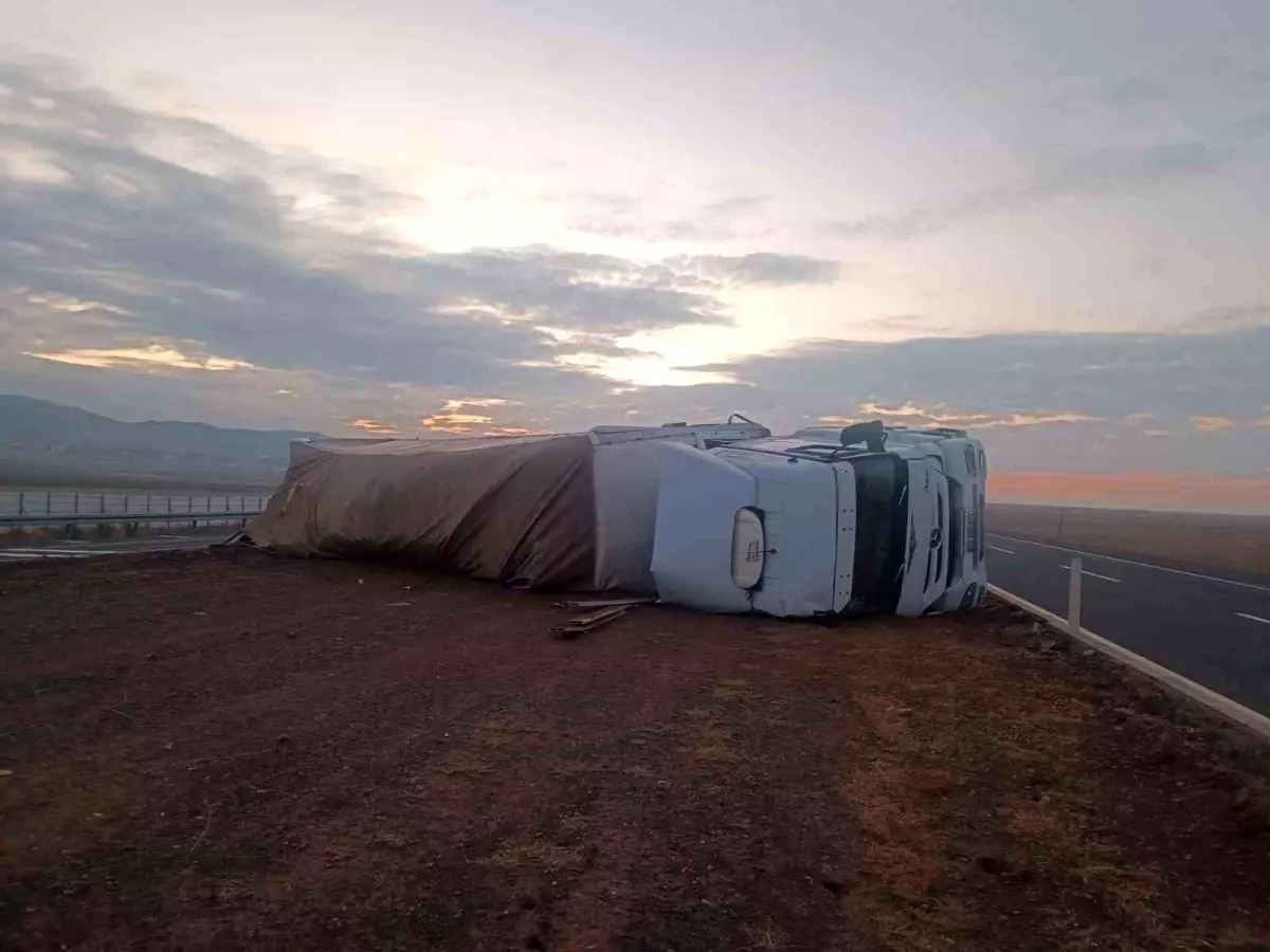 Aksaray\'da TIR Devrildi: Sürücü Yaralı