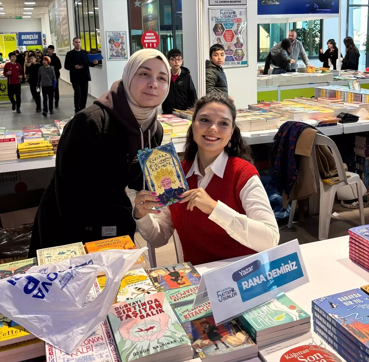 Rana Demiriz, Çayırova Kitap Günleri\'nde İmza Günü Düzenledi