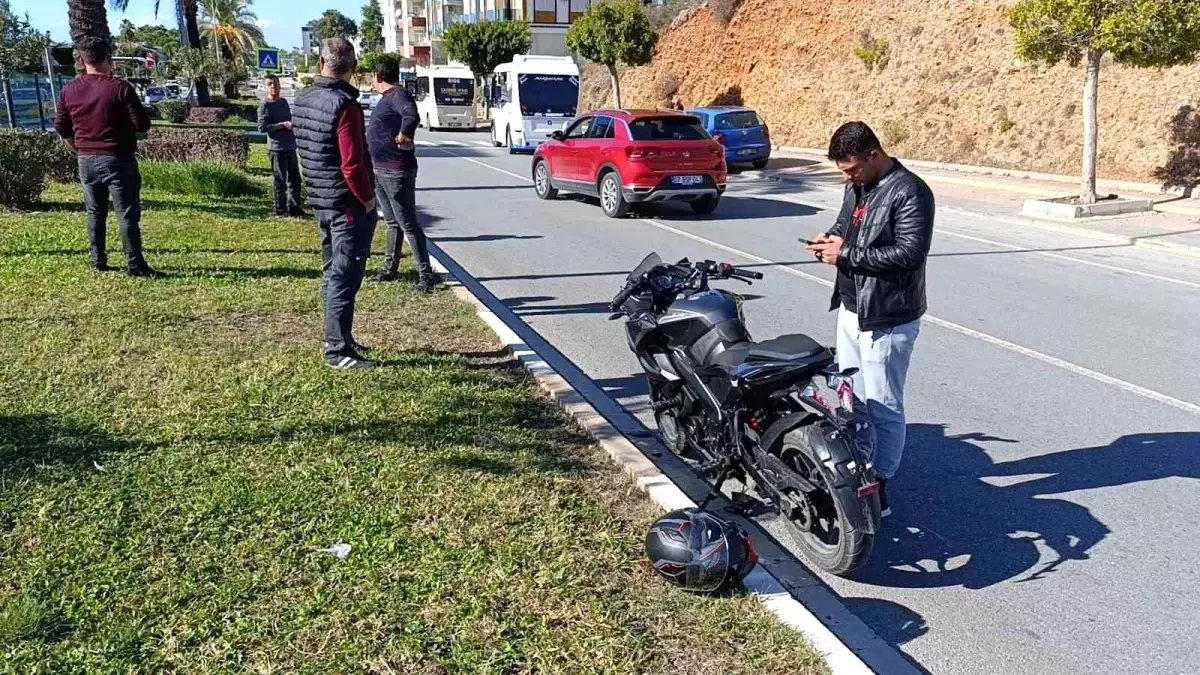 Antalya\'da Minibüs ile Motosiklet Çarpıştı