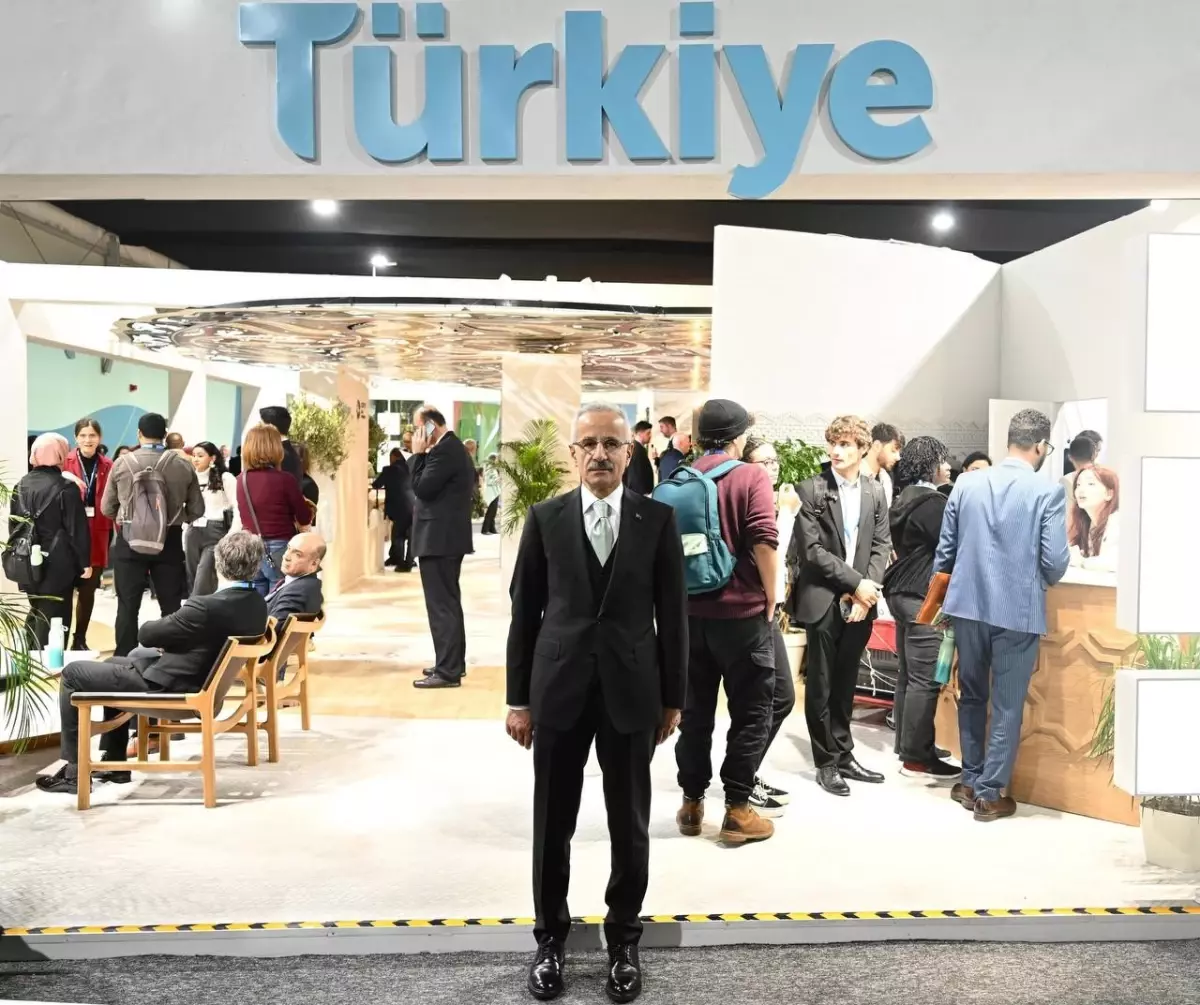 Ulaştırma Bakanı Uraloğlu, COP29 Türkiye Pavilyonunu Ziyaret Etti