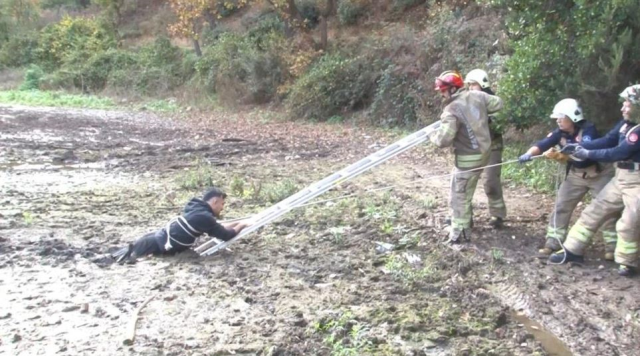 Balık tutmaya giden genç, bataklığa saplanıp kaldı