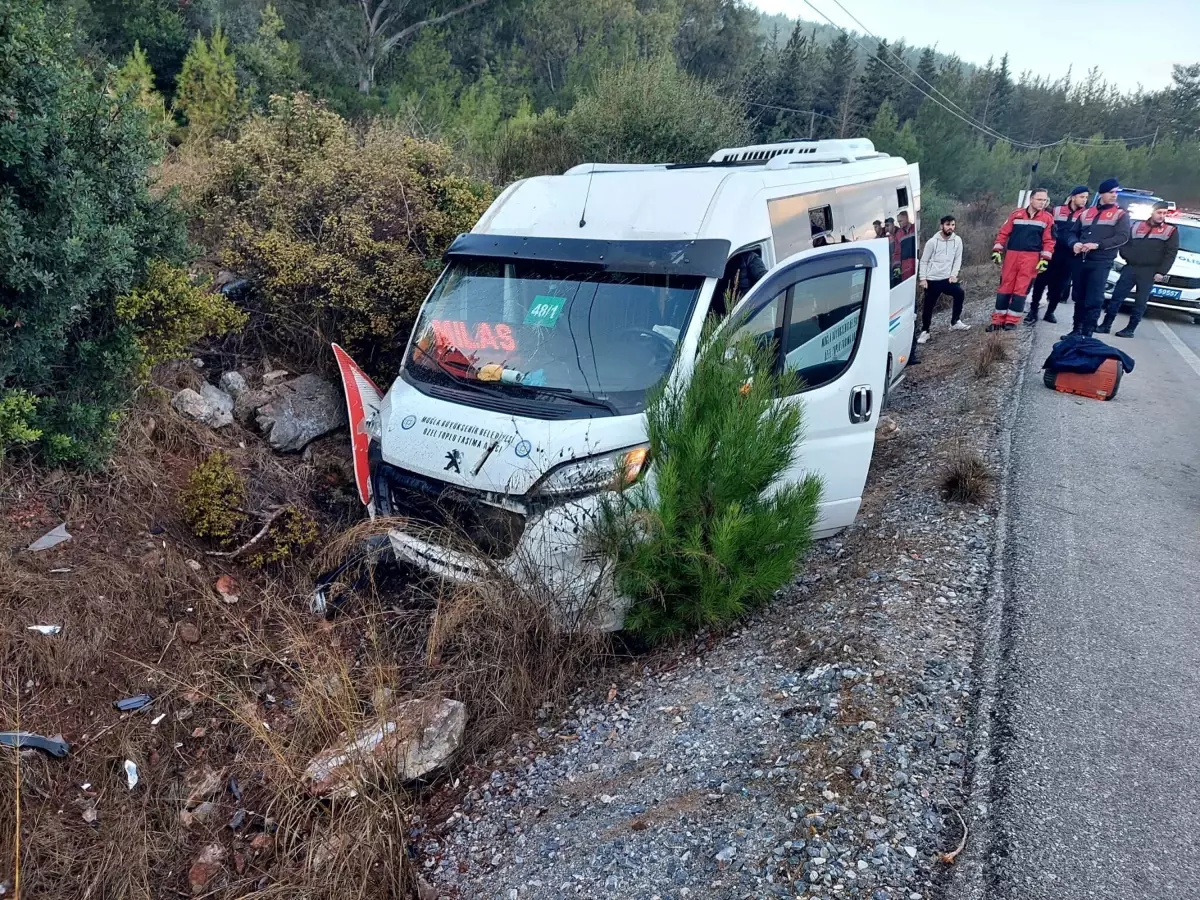 Bodrum\'da Yolcu Minibüsü Şarampole Düştü, 8 Yaralı