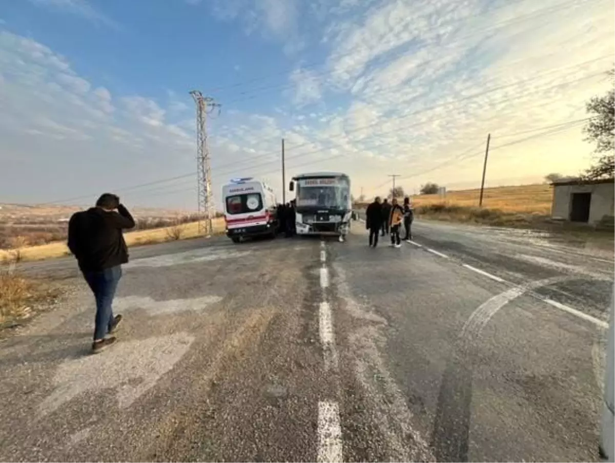 Elazığ\'da Otobüs ile Kamyonet Çarpıştı: 4 Yaralı