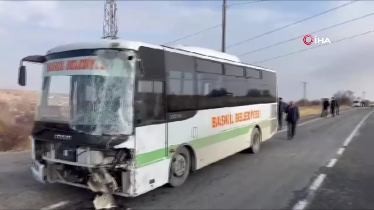 Elazığ\'da Otobüs ile Kamyonet Çarpıştı: 4 Yaralı