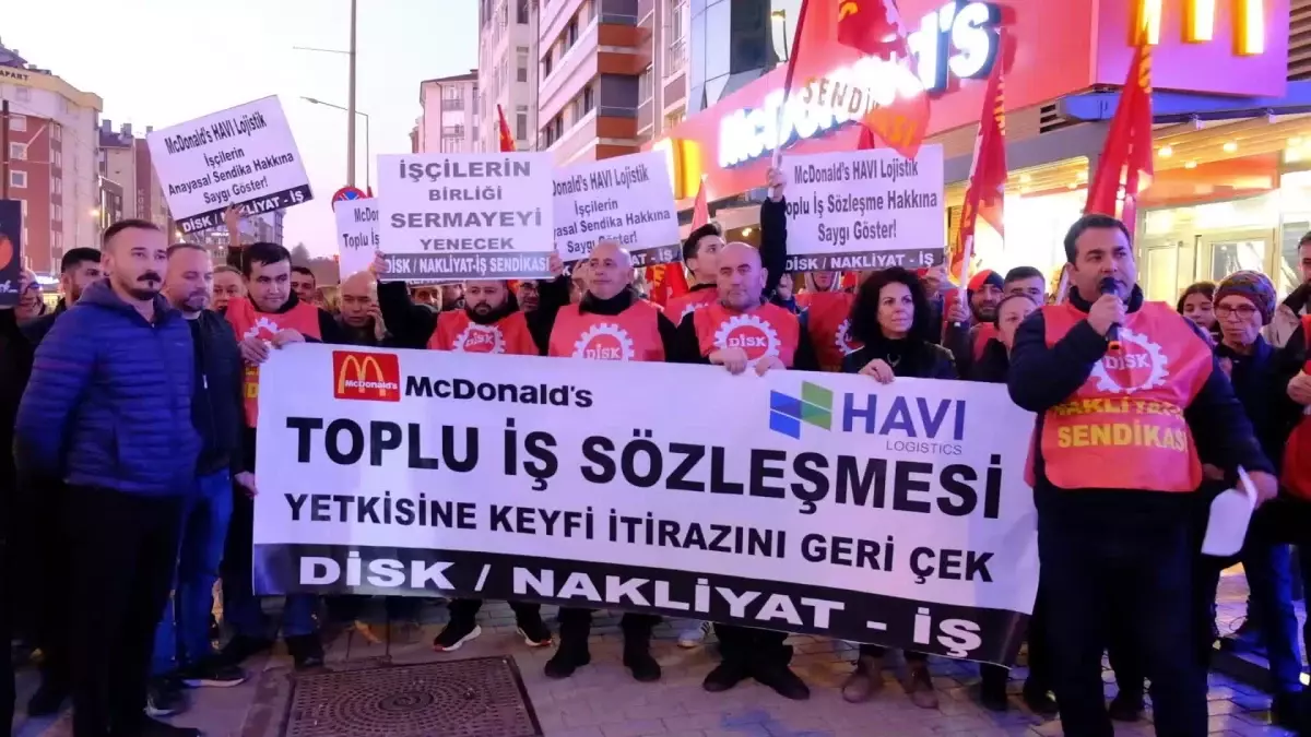 Eskişehir\'de İşçilerden Mcdonald\'s Önünde Oturma Eylemi