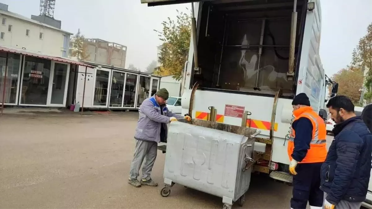 Gölbaşı Belediyesi Çöp Konteynerlerini Temizliyor